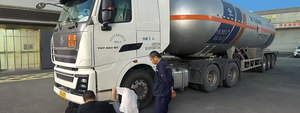 安全月行动：危运司机加装排气火花熄灭器，筑牢危化品运输“防火墙”
